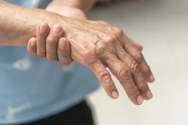 ¿Por qué la neuropatía diabética causa dolor constantemente?