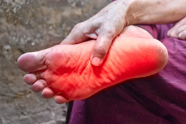 ¿Por qué la neuropatía diabética causa dolor constantemente?